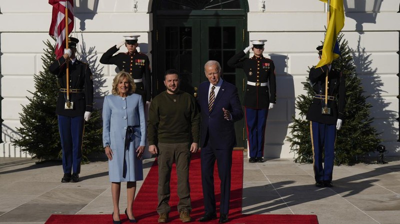 Presiden Joe Biden (Tengah) dan ibu negara Jill Biden menyambut Presiden Ukraina Volodymyr Zelensky di Gedung Putih pada 21 Desember 2022 di Washington, DC. Zelensky bertemu dengan Presiden Biden dalam perjalanan pertamanya yang diketahui ke luar Ukraina sejak invasi Rusia dimulai, dan kedua pemimpin diperkirakan akan membahas bantuan militer yang berkelanjutan. Zelensky dilaporkan akan berpidato di pertemuan gabungan Kongres di malam hari. (Alex Wong/Getty Images)