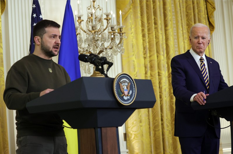 Presiden Joe Biden (Tengah) dan ibu negara Jill Biden menyambut Presiden Ukraina Volodymyr Zelensky di Gedung Putih pada 21 Desember 2022 di Washington, DC. Presiden Joe Biden (Tengah) dan ibu negara Jill Biden menyambut Presiden Ukraina Volodymyr Zelensky di Gedung Putih pada 21 Desember 2022 di Washington, DC. Zelensky bertemu dengan Presiden Biden dalam perjalanan pertamanya yang diketahui ke luar Ukraina sejak invasi Rusia dimulai, dan kedua pemimpin diperkirakan akan membahas bantuan militer yang berkelanjutan. Zelensky dilaporkan akan berpidato di pertemuan gabungan Kongres di malam hari. (Alex Wong/Getty Images)
