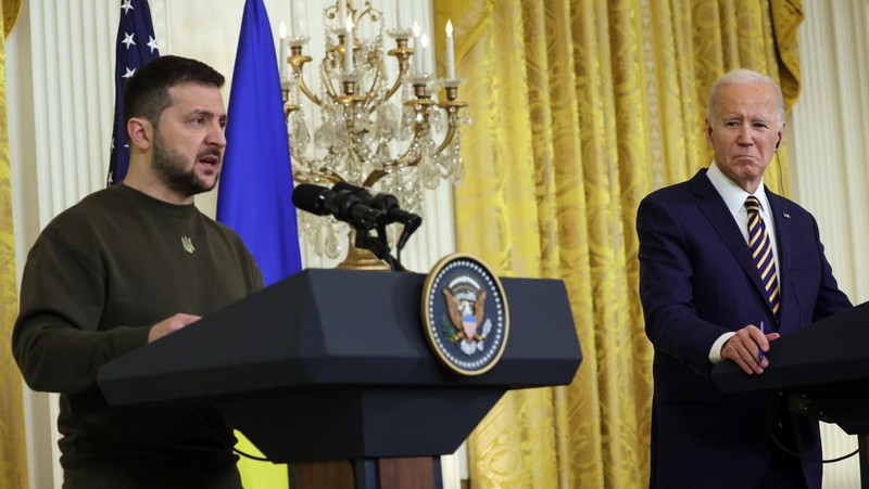 Presiden Joe Biden (Tengah) dan ibu negara Jill Biden menyambut Presiden Ukraina Volodymyr Zelensky di Gedung Putih pada 21 Desember 2022 di Washington, DC. Zelensky bertemu dengan Presiden Biden dalam perjalanan pertamanya yang diketahui ke luar Ukraina sejak invasi Rusia dimulai, dan kedua pemimpin diperkirakan akan membahas bantuan militer yang berkelanjutan. Zelensky dilaporkan akan berpidato di pertemuan gabungan Kongres di malam hari. (Alex Wong/Getty Images)