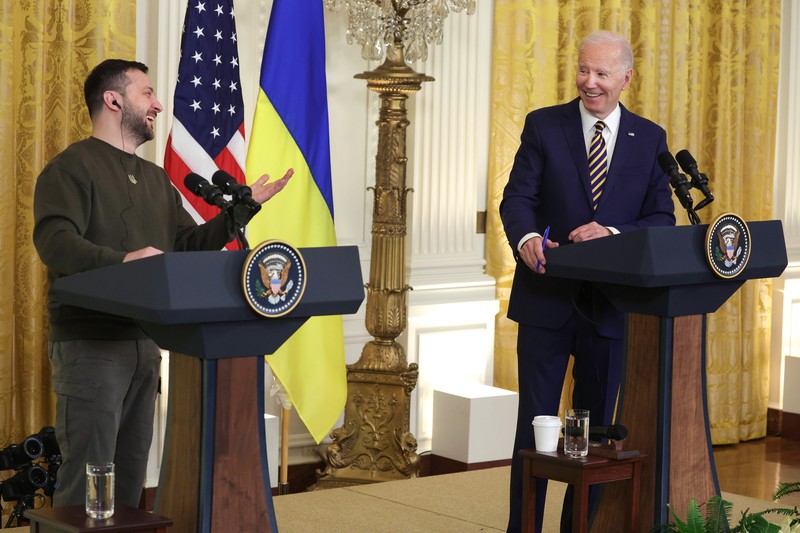 Presiden Ukraina Volodymyr Zelensky berpidato pada pertemuan gabungan Kongres di Kamar DPR AS Capitol pada 21 Desember 2022 di Washington, DC. President of Ukraine Volodymyr Zelensky addresses a joint meeting of Congress in the House Chamber of the U.S. Capitol on December 21, 2022 in Washington, DC. In his first known trip outside of Ukraine since Russia invaded, Zelensky met with U.S. President Joe Biden and outlined Ukraine's request for continued military aid. Seated behind Zelensky was U.S. Vice President Kamala Harris (L) and Speaker of the House Nancy Pelosi (D-CA). (Photo by Chip Somodevilla/Getty Images)