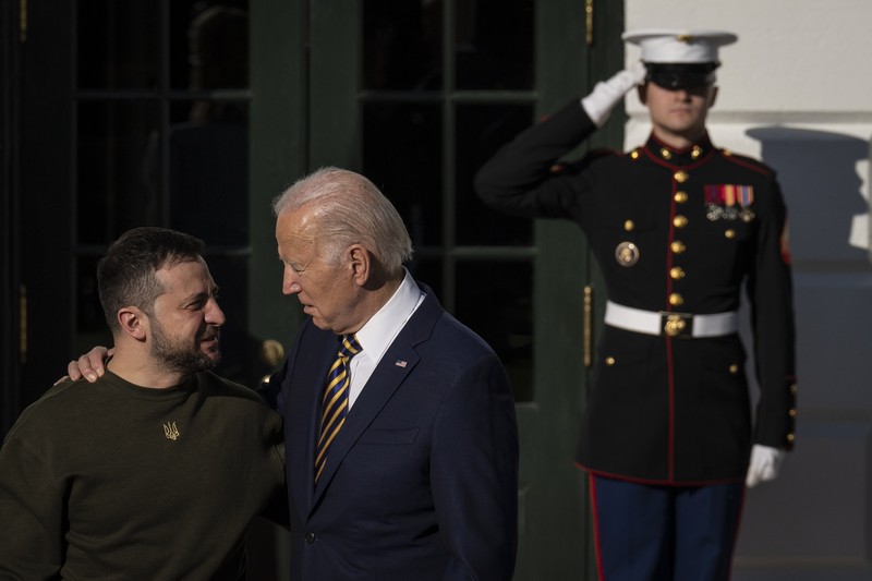 Presiden Ukraina Volodymyr Zelensky menyapa Rep. Rosa Delauro (D-CT) dan anggota parlemen lainnya saat dia tiba untuk berpidato di pertemuan gabungan Kongres di Kamar Dewan Capitol AS pada 21 Desember 2022 di Washington, DC. WASHINGTON, DC - DECEMBER 21: President of Ukraine Volodymyr Zelensky greets Rep. Rosa Delauro (D-CT) and other lawmakers as he arrives to address a joint meeting of Congress in the House Chamber of the U.S. Capitol on December 21, 2022 in Washington, DC. In his first known trip outside of Ukraine since Russia invaded, Zelensky met with U.S. President Joe Biden and outlined Ukraine's request for continued military aid. Seated behind Zelensky was U.S. Vice President Kamala Harris (L) and Speaker of the House Nancy Pelosi (D-CA). (Photo by Anna Moneymaker/Getty Images)