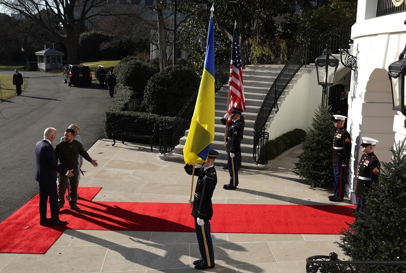 Presiden Joe Biden (Tengah) dan ibu negara Jill Biden menyambut Presiden Ukraina Volodymyr Zelensky di Gedung Putih pada 21 Desember 2022 di Washington, DC. Zelensky bertemu dengan Presiden Biden dalam perjalanan pertamanya yang diketahui ke luar Ukraina sejak invasi Rusia dimulai, dan kedua pemimpin diperkirakan akan membahas bantuan militer yang berkelanjutan. Zelensky dilaporkan akan berpidato di pertemuan gabungan Kongres di malam hari. (Alex Wong/Getty Images)