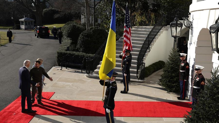 Presiden Joe Biden (Tengah) dan ibu negara Jill Biden menyambut Presiden Ukraina Volodymyr Zelensky di Gedung Putih pada 21 Desember 2022 di Washington, DC. Zelensky bertemu dengan Presiden Biden dalam perjalanan pertamanya yang diketahui ke luar Ukraina sejak invasi Rusia dimulai, dan kedua pemimpin diperkirakan akan membahas bantuan militer yang berkelanjutan. Zelensky dilaporkan akan berpidato di pertemuan gabungan Kongres di malam hari. (Alex Wong/Getty Images)