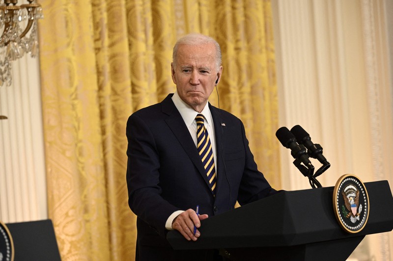 Presiden Joe Biden (Tengah) dan ibu negara Jill Biden menyambut Presiden Ukraina Volodymyr Zelensky di Gedung Putih pada 21 Desember 2022 di Washington, DC. Presiden Joe Biden (Tengah) dan ibu negara Jill Biden menyambut Presiden Ukraina Volodymyr Zelensky di Gedung Putih pada 21 Desember 2022 di Washington, DC. Zelensky bertemu dengan Presiden Biden dalam perjalanan pertamanya yang diketahui ke luar Ukraina sejak invasi Rusia dimulai, dan kedua pemimpin diperkirakan akan membahas bantuan militer yang berkelanjutan. Zelensky dilaporkan akan berpidato di pertemuan gabungan Kongres di malam hari. (Alex Wong/Getty Images)