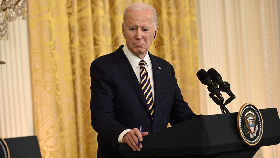 Presiden AS Joe Biden melihat selama konferensi pers dengan Presiden Ukraina Volodymyr Zelensky di Ruang Timur Gedung Putih di Washington, DC, pada 21 Desember 2022. - Presiden AS Joe Biden mengatakan kepada pemimpin Ukraina Volodymyr Zelensky setelah pertemuan di Gedung Putih Rumah pada hari Rabu bahwa Ukraina akan 