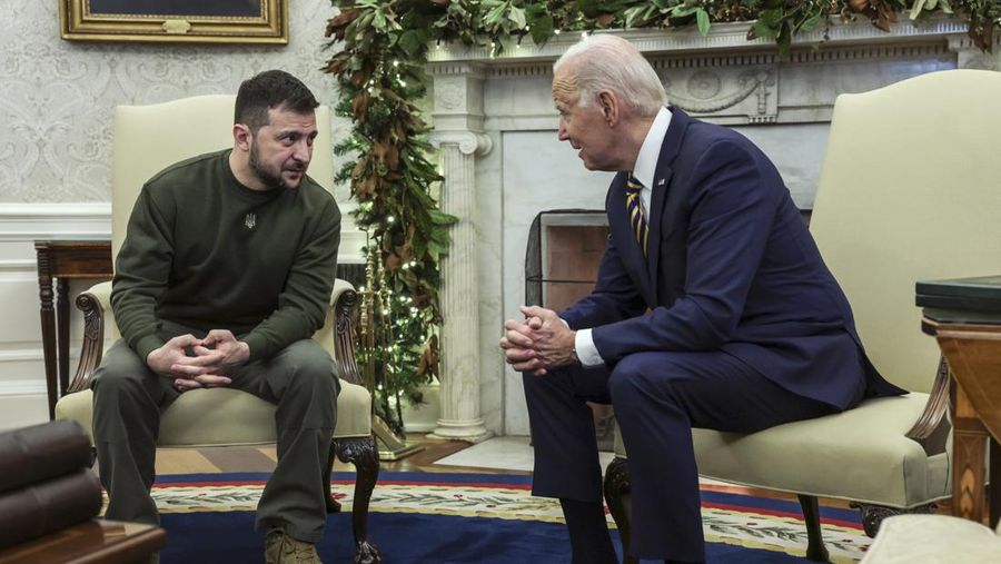 Presiden Joe Biden (kanan) bertemu dengan Presiden Ukraina Volodymyr Zelensky di Oval Office Gedung Putih pada 21 Desember 2022 di Washington, DC. Zelensky bertemu dengan Presiden Biden dalam perjalanan pertamanya yang diketahui ke luar Ukraina sejak invasi Rusia dimulai, dan kedua pemimpin diperkirakan akan membahas bantuan militer yang berkelanjutan. Zelensky dilaporkan akan berpidato di pertemuan gabungan Kongres di malam hari. (Alex Wong/Getty Images)