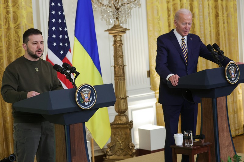 Presiden Joe Biden (Tengah) dan ibu negara Jill Biden menyambut Presiden Ukraina Volodymyr Zelensky di Gedung Putih pada 21 Desember 2022 di Washington, DC. Presiden Joe Biden (Tengah) dan ibu negara Jill Biden menyambut Presiden Ukraina Volodymyr Zelensky di Gedung Putih pada 21 Desember 2022 di Washington, DC. Zelensky bertemu dengan Presiden Biden dalam perjalanan pertamanya yang diketahui ke luar Ukraina sejak invasi Rusia dimulai, dan kedua pemimpin diperkirakan akan membahas bantuan militer yang berkelanjutan. Zelensky dilaporkan akan berpidato di pertemuan gabungan Kongres di malam hari. (Alex Wong/Getty Images)