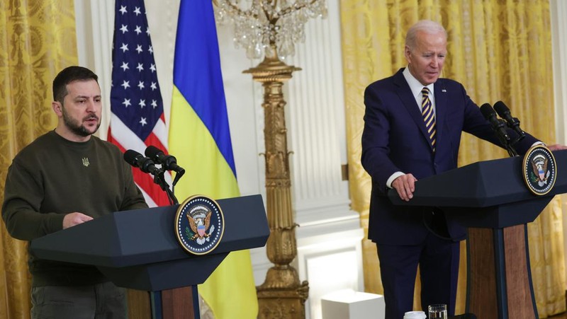 Presiden Joe Biden (Tengah) dan ibu negara Jill Biden menyambut Presiden Ukraina Volodymyr Zelensky di Gedung Putih pada 21 Desember 2022 di Washington, DC. Zelensky bertemu dengan Presiden Biden dalam perjalanan pertamanya yang diketahui ke luar Ukraina sejak invasi Rusia dimulai, dan kedua pemimpin diperkirakan akan membahas bantuan militer yang berkelanjutan. Zelensky dilaporkan akan berpidato di pertemuan gabungan Kongres di malam hari. (Alex Wong/Getty Images)