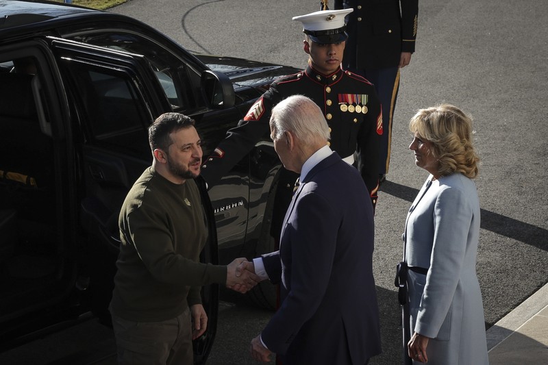 Presiden Joe Biden (Tengah) dan ibu negara Jill Biden menyambut Presiden Ukraina Volodymyr Zelensky di Gedung Putih pada 21 Desember 2022 di Washington, DC. Presiden Joe Biden (Tengah) dan ibu negara Jill Biden menyambut Presiden Ukraina Volodymyr Zelensky di Gedung Putih pada 21 Desember 2022 di Washington, DC. Zelensky bertemu dengan Presiden Biden dalam perjalanan pertamanya yang diketahui ke luar Ukraina sejak invasi Rusia dimulai, dan kedua pemimpin diperkirakan akan membahas bantuan militer yang berkelanjutan. Zelensky dilaporkan akan berpidato di pertemuan gabungan Kongres di malam hari. (Alex Wong/Getty Images)