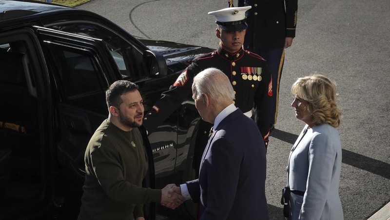 Presiden Joe Biden (Tengah) dan ibu negara Jill Biden menyambut Presiden Ukraina Volodymyr Zelensky di Gedung Putih pada 21 Desember 2022 di Washington, DC. Zelensky bertemu dengan Presiden Biden dalam perjalanan pertamanya yang diketahui ke luar Ukraina sejak invasi Rusia dimulai, dan kedua pemimpin diperkirakan akan membahas bantuan militer yang berkelanjutan. Zelensky dilaporkan akan berpidato di pertemuan gabungan Kongres di malam hari. (Alex Wong/Getty Images)