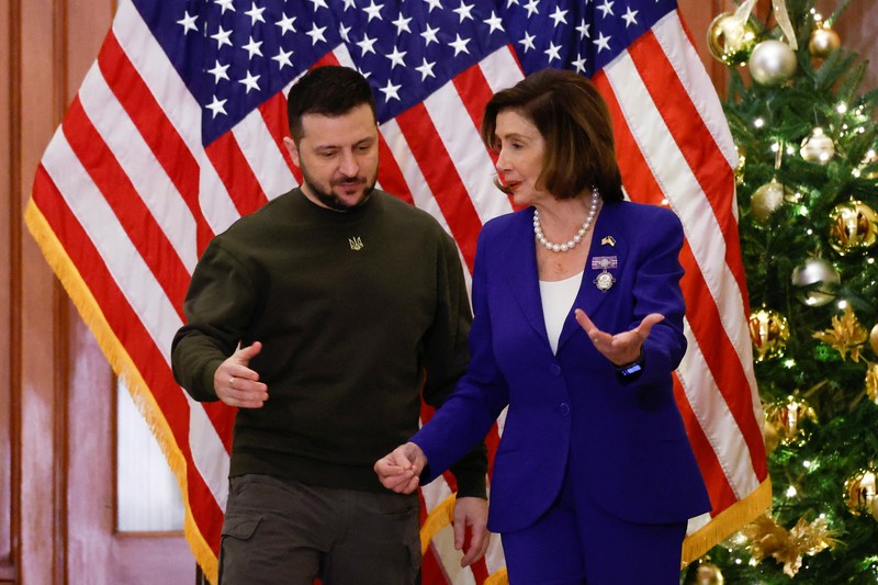 Presiden Ukraina Volodymyr Zelensky berpidato pada pertemuan gabungan Kongres di Kamar DPR AS Capitol pada 21 Desember 2022 di Washington, DC. President of Ukraine Volodymyr Zelensky addresses a joint meeting of Congress in the House Chamber of the U.S. Capitol on December 21, 2022 in Washington, DC. In his first known trip outside of Ukraine since Russia invaded, Zelensky met with U.S. President Joe Biden and outlined Ukraine's request for continued military aid. Seated behind Zelensky was U.S. Vice President Kamala Harris (L) and Speaker of the House Nancy Pelosi (D-CA). (Photo by Chip Somodevilla/Getty Images)