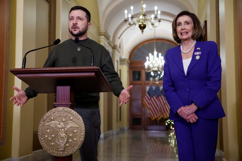 Presiden Joe Biden (Tengah) dan ibu negara Jill Biden menyambut Presiden Ukraina Volodymyr Zelensky di Gedung Putih pada 21 Desember 2022 di Washington, DC. Zelensky bertemu dengan Presiden Biden dalam perjalanan pertamanya yang diketahui ke luar Ukraina sejak invasi Rusia dimulai, dan kedua pemimpin diperkirakan akan membahas bantuan militer yang berkelanjutan. Zelensky dilaporkan akan berpidato di pertemuan gabungan Kongres di malam hari. (Alex Wong/Getty Images)