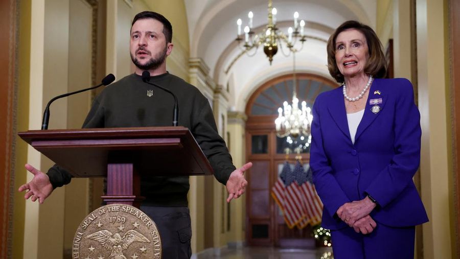 Presiden Joe Biden (Tengah) dan ibu negara Jill Biden menyambut Presiden Ukraina Volodymyr Zelensky di Gedung Putih pada 21 Desember 2022 di Washington, DC. Zelensky bertemu dengan Presiden Biden dalam perjalanan pertamanya yang diketahui ke luar Ukraina sejak invasi Rusia dimulai, dan kedua pemimpin diperkirakan akan membahas bantuan militer yang berkelanjutan. Zelensky dilaporkan akan berpidato di pertemuan gabungan Kongres di malam hari. (Alex Wong/Getty Images)