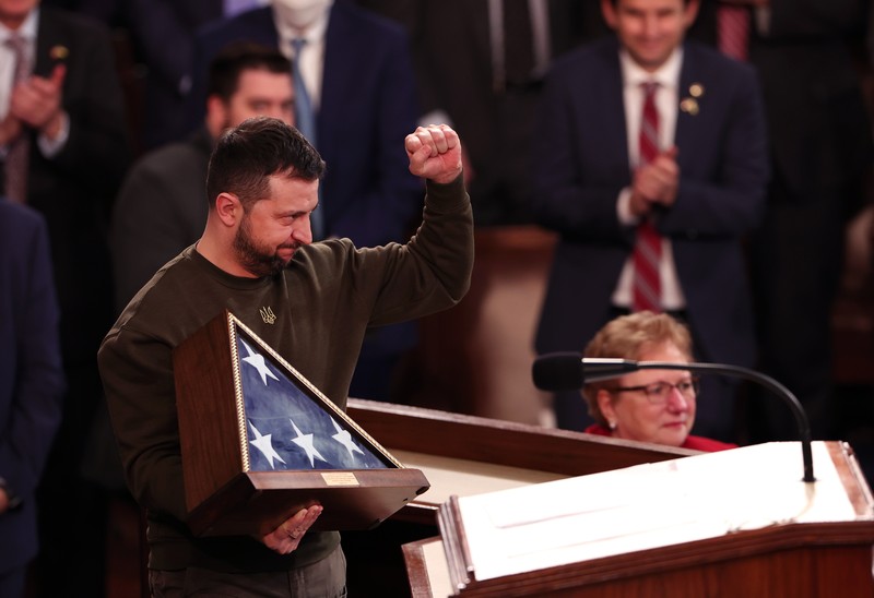 Presiden Ukraina Volodymyr Zelensky menyapa Rep. Rosa Delauro (D-CT) dan anggota parlemen lainnya saat dia tiba untuk berpidato di pertemuan gabungan Kongres di Kamar Dewan Capitol AS pada 21 Desember 2022 di Washington, DC. WASHINGTON, DC - DECEMBER 21: President of Ukraine Volodymyr Zelensky greets Rep. Rosa Delauro (D-CT) and other lawmakers as he arrives to address a joint meeting of Congress in the House Chamber of the U.S. Capitol on December 21, 2022 in Washington, DC. In his first known trip outside of Ukraine since Russia invaded, Zelensky met with U.S. President Joe Biden and outlined Ukraine's request for continued military aid. Seated behind Zelensky was U.S. Vice President Kamala Harris (L) and Speaker of the House Nancy Pelosi (D-CA). (Photo by Anna Moneymaker/Getty Images)