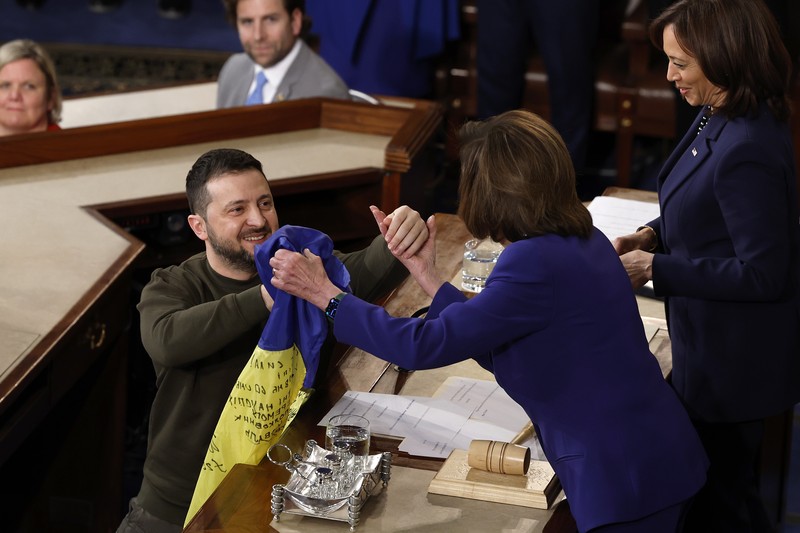 Presiden Ukraina Volodymyr Zelensky menyapa Rep. Rosa Delauro (D-CT) dan anggota parlemen lainnya saat dia tiba untuk berpidato di pertemuan gabungan Kongres di Kamar Dewan Capitol AS pada 21 Desember 2022 di Washington, DC. WASHINGTON, DC - DECEMBER 21: President of Ukraine Volodymyr Zelensky greets Rep. Rosa Delauro (D-CT) and other lawmakers as he arrives to address a joint meeting of Congress in the House Chamber of the U.S. Capitol on December 21, 2022 in Washington, DC. In his first known trip outside of Ukraine since Russia invaded, Zelensky met with U.S. President Joe Biden and outlined Ukraine's request for continued military aid. Seated behind Zelensky was U.S. Vice President Kamala Harris (L) and Speaker of the House Nancy Pelosi (D-CA). (Photo by Anna Moneymaker/Getty Images)