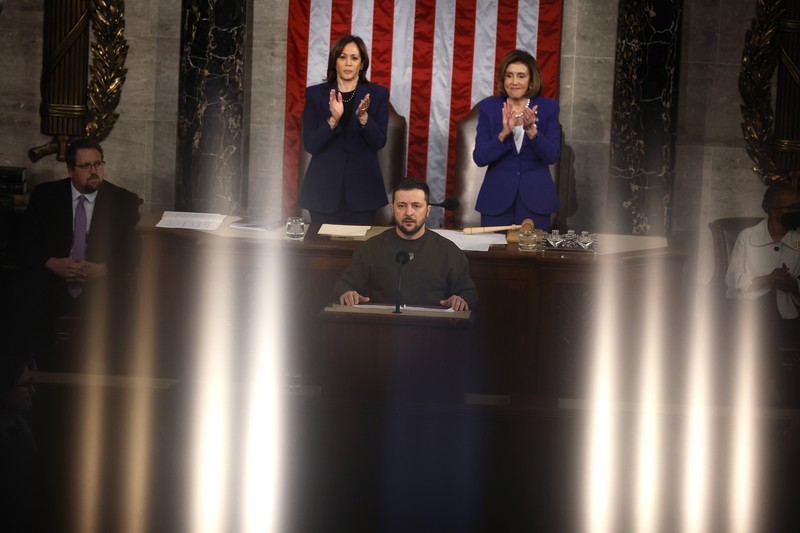 Presiden Ukraina Volodymyr Zelensky menyapa Rep. Rosa Delauro (D-CT) dan anggota parlemen lainnya saat dia tiba untuk berpidato di pertemuan gabungan Kongres di Kamar Dewan Capitol AS pada 21 Desember 2022 di Washington, DC. WASHINGTON, DC - DECEMBER 21: President of Ukraine Volodymyr Zelensky greets Rep. Rosa Delauro (D-CT) and other lawmakers as he arrives to address a joint meeting of Congress in the House Chamber of the U.S. Capitol on December 21, 2022 in Washington, DC. In his first known trip outside of Ukraine since Russia invaded, Zelensky met with U.S. President Joe Biden and outlined Ukraine's request for continued military aid. Seated behind Zelensky was U.S. Vice President Kamala Harris (L) and Speaker of the House Nancy Pelosi (D-CA). (Photo by Anna Moneymaker/Getty Images)