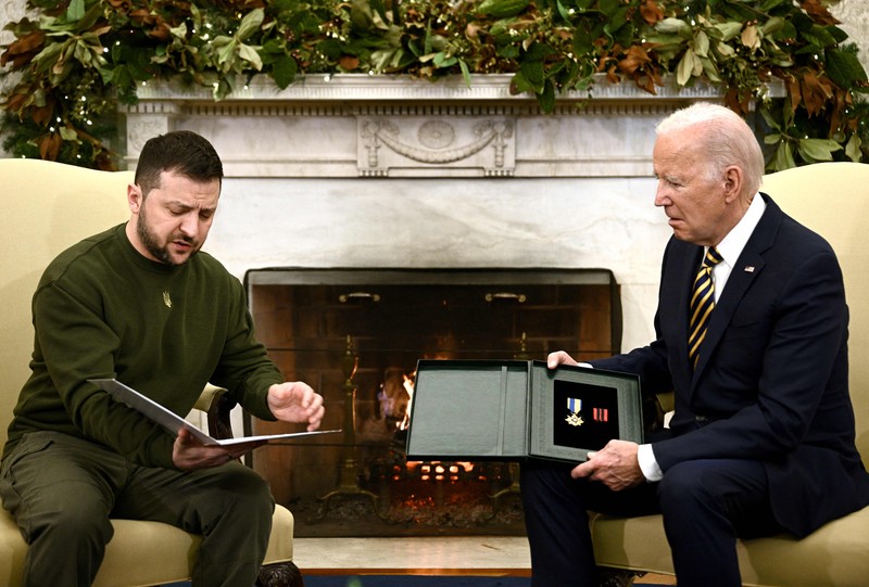 Presiden Ukraina Volodymyr Zelensky berpidato pada pertemuan gabungan Kongres di Kamar DPR AS Capitol pada 21 Desember 2022 di Washington, DC. President of Ukraine Volodymyr Zelensky addresses a joint meeting of Congress in the House Chamber of the U.S. Capitol on December 21, 2022 in Washington, DC. In his first known trip outside of Ukraine since Russia invaded, Zelensky met with U.S. President Joe Biden and outlined Ukraine's request for continued military aid. Seated behind Zelensky was U.S. Vice President Kamala Harris (L) and Speaker of the House Nancy Pelosi (D-CA). (Photo by Chip Somodevilla/Getty Images)