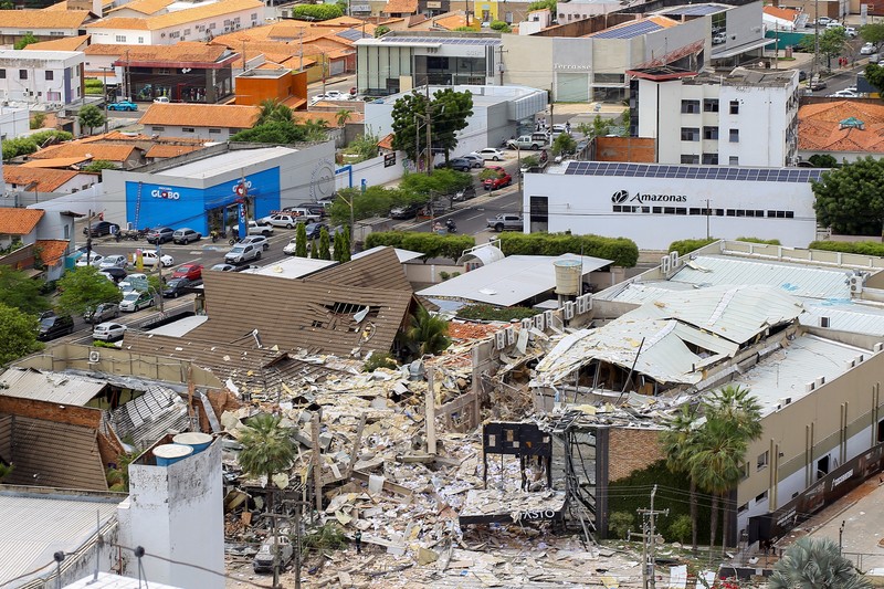 Seorang petugas pemadam kebakaran berdiri di tengah puing-puing di lokasi ledakan di Teresina, negara bagian Piaui, Brasil, 21 Desember 2022. (REUTERS/Marcelo Cardoso)