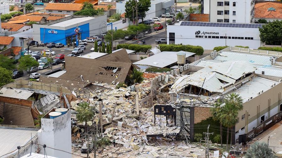 Seorang petugas pemadam kebakaran berdiri di tengah puing-puing di lokasi ledakan di Teresina, negara bagian Piaui, Brasil, 21 Desember 2022. (REUTERS/Marcelo Cardoso)