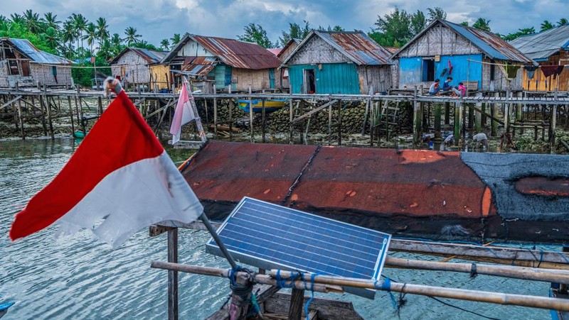 BUTON, SOUTH EAST SULAWESI, INDONESIA - 2020/10/01: Dimas Saputra (10 years old) is seen posing with his favorite boat right in front of his house.
The life of the Bajo tribe, from birth to adulthood, is dependent on the sea. Everything is done there, from looking for food to all life activities carried out in the sea. Dimas Saputra is one of the many children who became an accomplished bajo child with extraordinary diving skills at a young age. Since childhood, his father Muhammad Ajran (36 years old) and his mother Sunarti (35 years old) have been accustomed to knowing and uniting with nature. (Photo by Andry Denisah/SOPA Images/LightRocket via Getty Images)