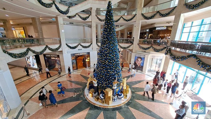 Suasana dekorasi pohon natal di Plaza Senayan, Kamis (22/12/2022). Menjelang peringatan Natal pada Minggu (25/12/2022). sejumlah pusat perbelanjaan membuat pernak-pernik untuk perayaan Natal. (CNBC Indonesia/ Muhammad Sabki)