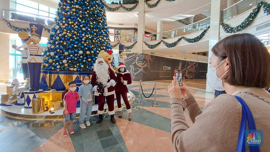Suasana dekorasi pohon natal di Plaza Senayan, Kamis (22/12/2022). Menjelang peringatan Natal pada Minggu (25/12/2022). sejumlah pusat perbelanjaan  membuat pernak-pernik untuk perayaan Natal. (CNBC Indonesia/ Muhammad Sabki)