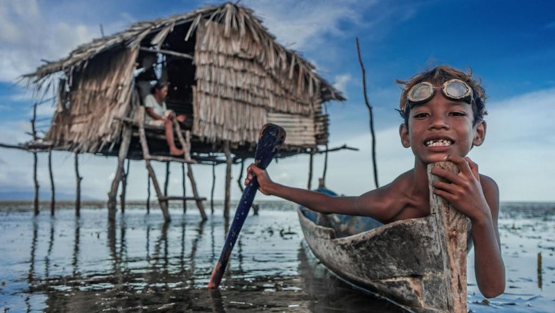 BUTON, SOUTH EAST SULAWESI, INDONESIA - 2020/10/01: Dimas Saputra (10 years old) is seen posing with his favorite boat right in front of his house.
The life of the Bajo tribe, from birth to adulthood, is dependent on the sea. Everything is done there, from looking for food to all life activities carried out in the sea. Dimas Saputra is one of the many children who became an accomplished bajo child with extraordinary diving skills at a young age. Since childhood, his father Muhammad Ajran (36 years old) and his mother Sunarti (35 years old) have been accustomed to knowing and uniting with nature. (Photo by Andry Denisah/SOPA Images/LightRocket via Getty Images)
