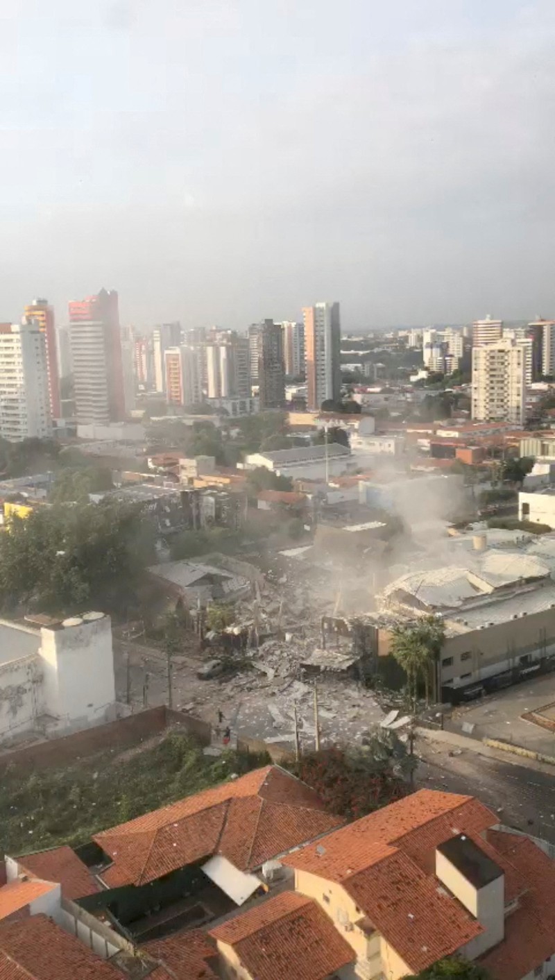 Seorang petugas pemadam kebakaran berdiri di tengah puing-puing di lokasi ledakan di Teresina, negara bagian Piaui, Brasil, 21 Desember 2022. (REUTERS/Marcelo Cardoso)