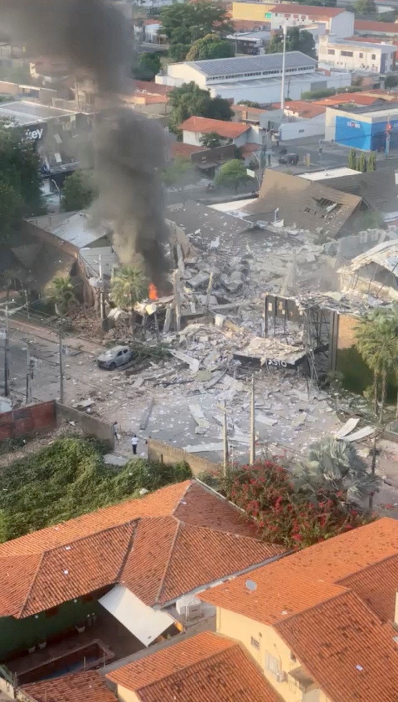 Seorang petugas pemadam kebakaran berdiri di tengah puing-puing di lokasi ledakan di Teresina, negara bagian Piaui, Brasil, 21 Desember 2022. (REUTERS/Marcelo Cardoso)
