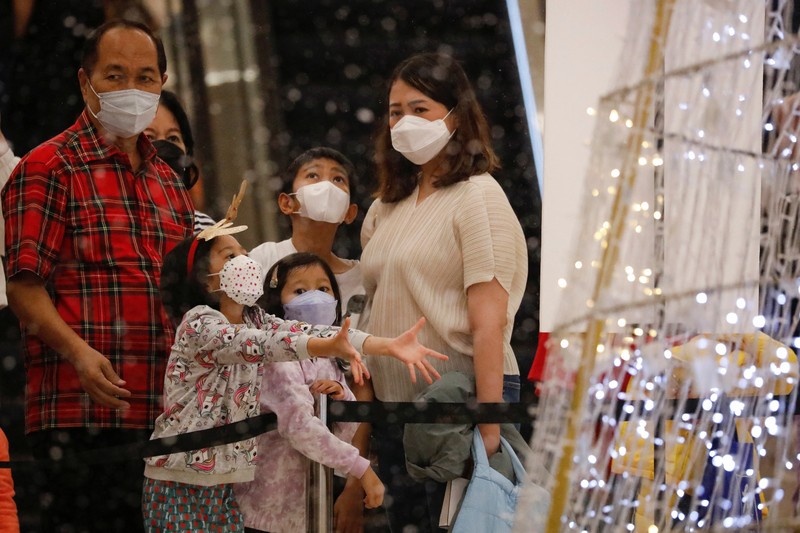 CHRISTMAS-SEASON/INDONESIA People enjoy artificial snow at Pondok Indah shopping mall during the Christmas and New Year seasons in Jakarta, Indonesia, December 21, 2022. REUTERS/Ajeng Dinar Ulfiana