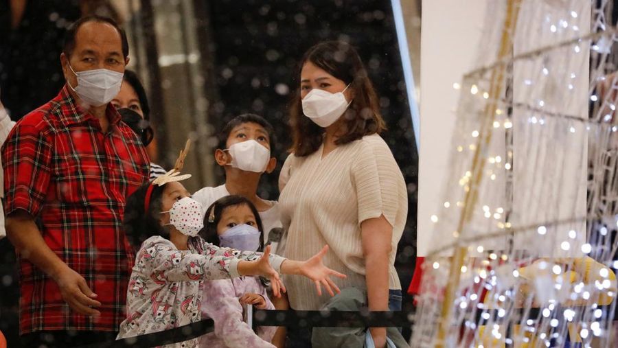 People enjoy artificial snow at Pondok Indah shopping mall during the Christmas and New Year seasons in Jakarta, Indonesia, December 21, 2022. REUTERS/Ajeng Dinar Ulfiana