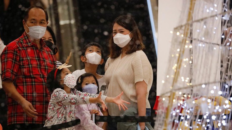 People enjoy artificial snow at Pondok Indah shopping mall during the Christmas and New Year seasons in Jakarta, Indonesia, December 21, 2022. REUTERS/Ajeng Dinar Ulfiana