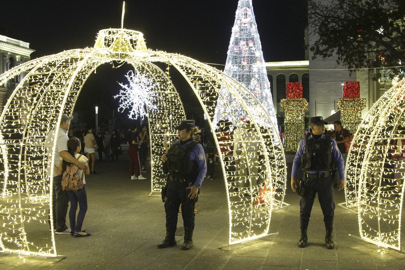 CHRISTMAS-SEASON/INDONESIA People enjoy artificial snow at Pondok Indah shopping mall during the Christmas and New Year seasons in Jakarta, Indonesia, December 21, 2022. REUTERS/Ajeng Dinar Ulfiana