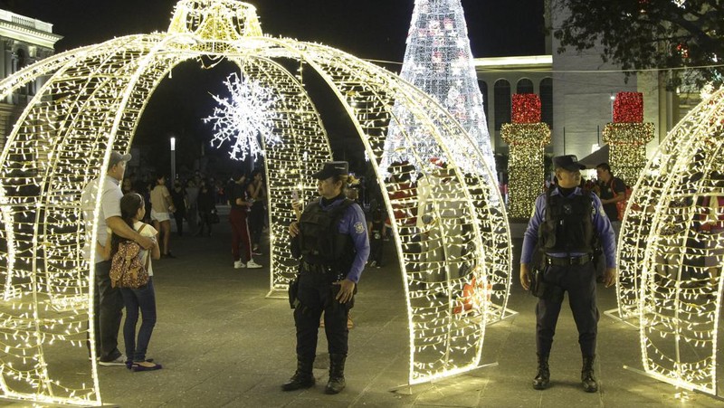 People enjoy artificial snow at Pondok Indah shopping mall during the Christmas and New Year seasons in Jakarta, Indonesia, December 21, 2022. REUTERS/Ajeng Dinar Ulfiana