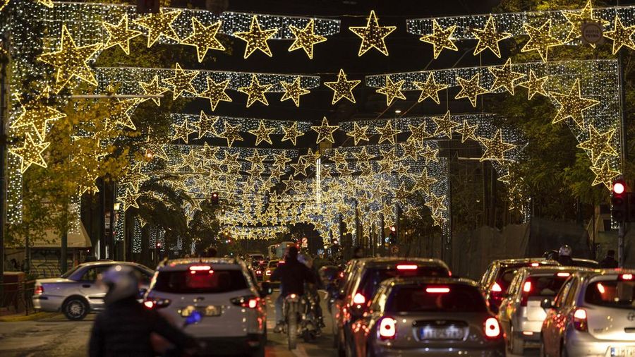 People enjoy artificial snow at Pondok Indah shopping mall during the Christmas and New Year seasons in Jakarta, Indonesia, December 21, 2022. REUTERS/Ajeng Dinar Ulfiana