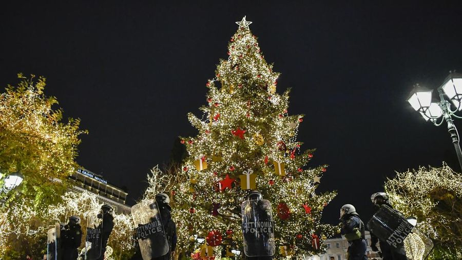 People enjoy artificial snow at Pondok Indah shopping mall during the Christmas and New Year seasons in Jakarta, Indonesia, December 21, 2022. REUTERS/Ajeng Dinar Ulfiana