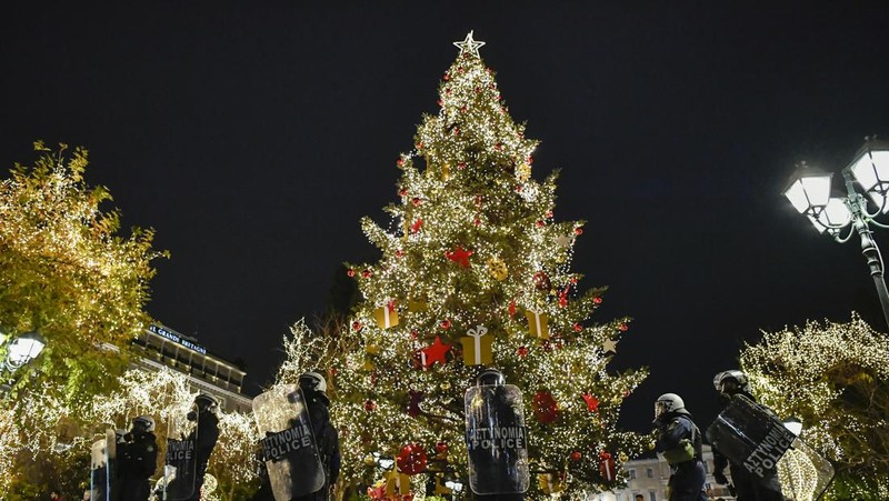 People enjoy artificial snow at Pondok Indah shopping mall during the Christmas and New Year seasons in Jakarta, Indonesia, December 21, 2022. REUTERS/Ajeng Dinar Ulfiana