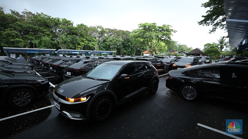 Kendaraan listrik menjadi mode transportasi resmi untuk mendukung operasional selama kegiatan KTT G20 Indonesia berlangsung. PLN menyiapkan Stasiun Pengisian Kendaraan Listrik Umum (SPKLU) di sejumlah titik, di kawasan pelaksanaan KTT G20. (CNBC Indonesia/Tri Susilo)