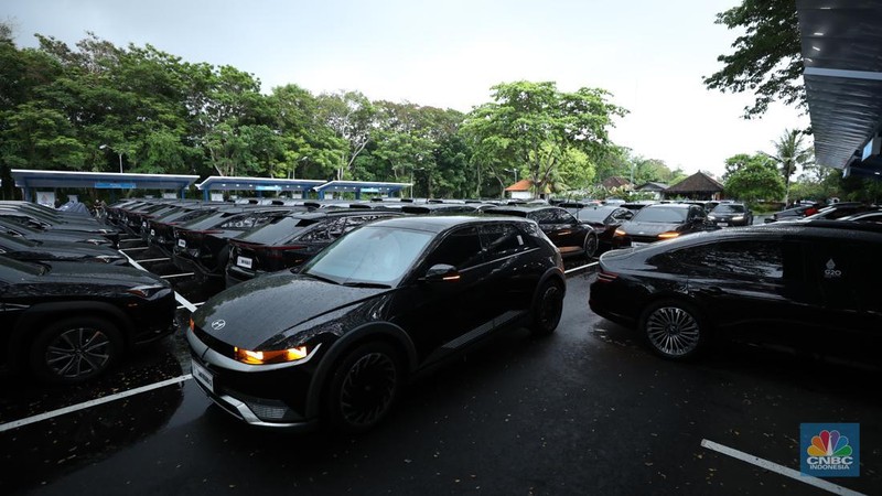 Kendaraan listrik menjadi mode transportasi resmi untuk mendukung operasional selama kegiatan KTT G20 Indonesia berlangsung. PLN menyiapkan Stasiun Pengisian Kendaraan Listrik Umum (SPKLU) di sejumlah titik, di kawasan pelaksanaan KTT G20. (CNBC Indonesia/Tri Susilo)