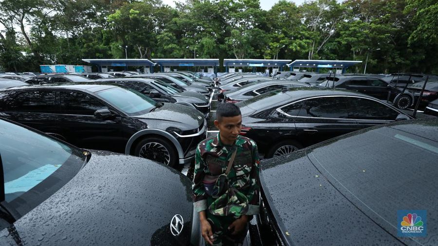 Kendaraan listrik menjadi mode transportasi resmi untuk mendukung operasional selama kegiatan KTT G20 Indonesia berlangsung. PLN menyiapkan Stasiun Pengisian Kendaraan Listrik Umum (SPKLU) di sejumlah titik, di kawasan pelaksanaan KTT G20. (CNBC Indonesia/Tri Susilo)