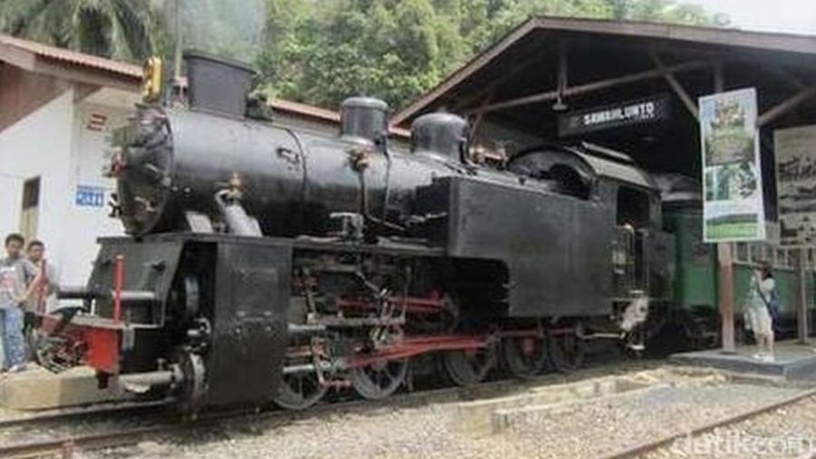 Lokomotif Uap E1060 atau lebih dikenal dengan sebutan Mak Itam. (Dok: detikTravel)