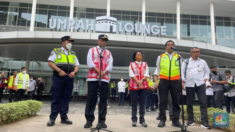 Menteri Perhubungan Budi Karya Sumadi meninjau kesiapan arus penumpang jelang Natal dan Tahun Baru di Bandara Soekarno, Jumat (23/12/2022). (CNBC Indonesia/Romys Binekasri)