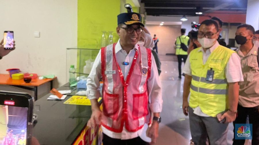 Menteri Perhubungan Budi Karya Sumadi meninjau kesiapan arus penumpang jelang Natal dan Tahun Baru di Bandara Soekarno, Jumat (23/12/2022). (CNBC Indonesia/Romys Binekasri)
