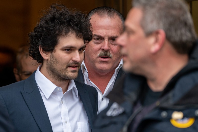 Pendiri FTX Sam Bankman-Fried dibebaskan dengan jaminan US$250 juta (sekitar Rp 3,9 triliun) sambil menunggu persidangan atas penipuan dan tuduhan kriminal lainnya. (AFP via Getty Images/ED JONES)