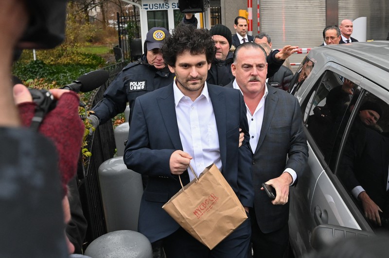 Pendiri FTX Sam Bankman-Fried dibebaskan dengan jaminan US$250 juta (sekitar Rp 3,9 triliun) sambil menunggu persidangan atas penipuan dan tuduhan kriminal lainnya. (AFP via Getty Images/ED JONES)