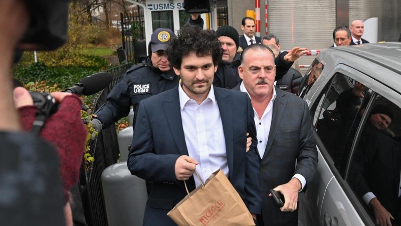 Pendiri FTX Sam Bankman-Fried dibebaskan dengan jaminan US$250 juta (sekitar Rp 3,9 triliun) sambil menunggu persidangan atas penipuan dan tuduhan kriminal lainnya. (AFP via Getty Images/ED JONES)