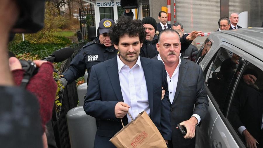 Pendiri FTX Sam Bankman-Fried dibebaskan dengan jaminan US$250 juta (sekitar Rp 3,9 triliun) sambil menunggu persidangan atas penipuan dan tuduhan kriminal lainnya. (AFP via Getty Images/ED JONES)