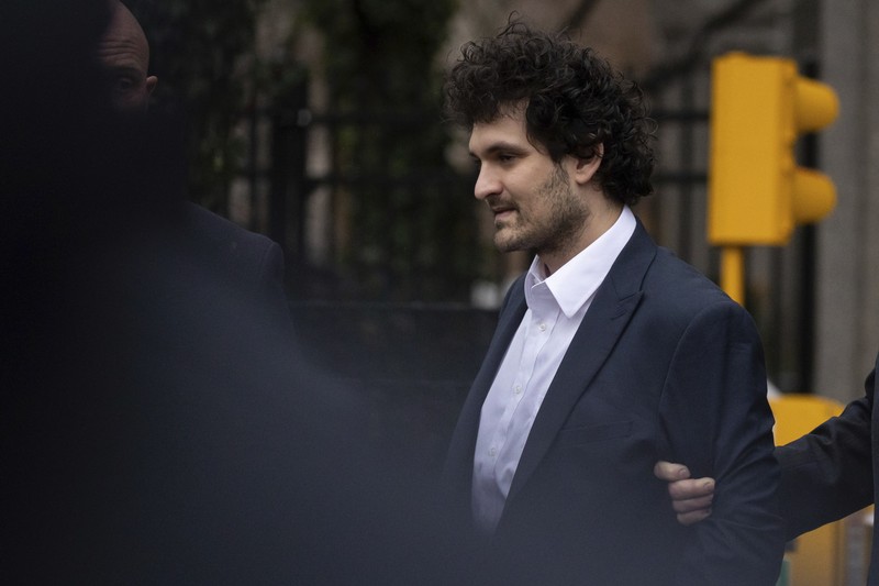 Pendiri FTX Sam Bankman-Fried dibebaskan dengan jaminan US$250 juta (sekitar Rp 3,9 triliun) sambil menunggu persidangan atas penipuan dan tuduhan kriminal lainnya. (AFP via Getty Images/ED JONES)