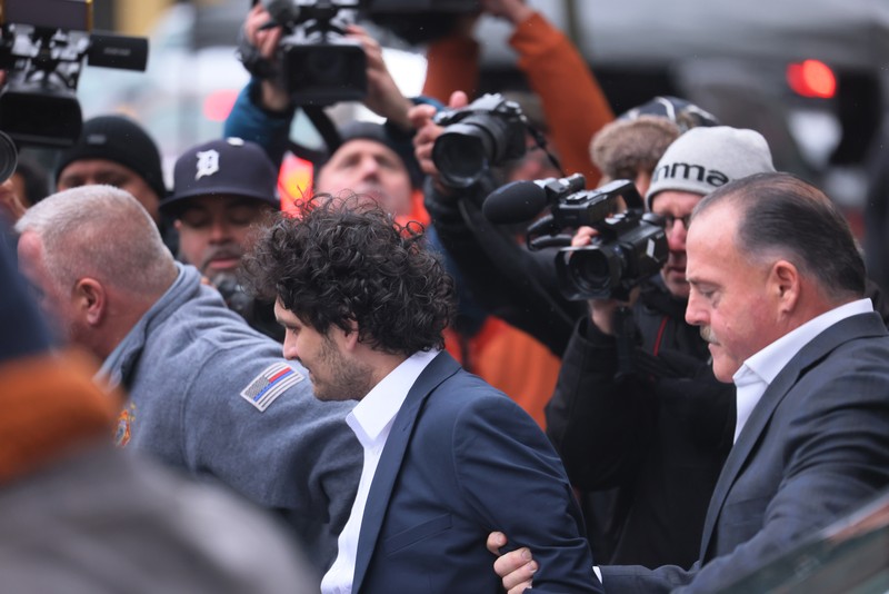 \Pendiri FTX Sam Bankman-Fried dibebaskan dengan jaminan US$250 juta (sekitar Rp 3,9 triliun) sambil menunggu persidangan atas penipuan dan tuduhan kriminal lainnya. (AFP via Getty Images/ED JONES) Pendiri FTX Sam Bankman-Fried dibebaskan dengan jaminan US$250 juta (sekitar Rp 3,9 triliun) sambil menunggu persidangan atas penipuan dan tuduhan kriminal lainnya. (AFP via Getty Images/ED JONES)