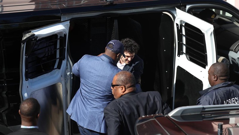 Pendiri FTX Sam Bankman-Fried dibebaskan dengan jaminan US$250 juta (sekitar Rp 3,9 triliun) sambil menunggu persidangan atas penipuan dan tuduhan kriminal lainnya. (AFP via Getty Images/ED JONES)